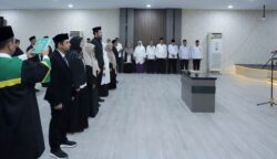 Rektor UIN Ar-Raniry Prof Dr Mujiburrahman MAg melantik 14 pejabat struktural, termasuk empat ketua program studi (kaprodi) baru di aula Lantai 3 Gedung Rektorat, Senin (23/6). (Foto: Ist)