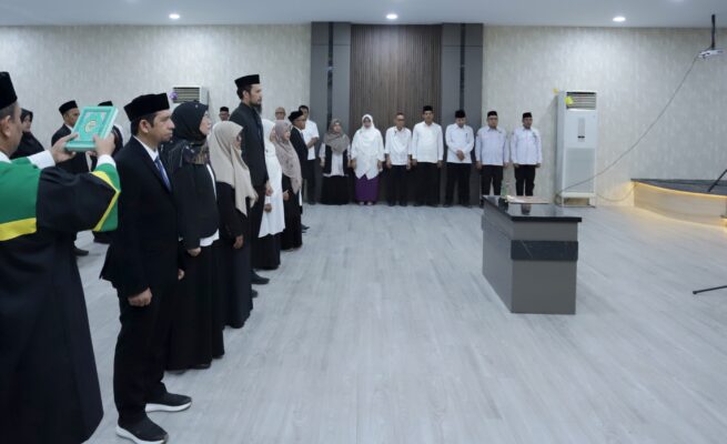 Rektor UIN Ar-Raniry Prof Dr Mujiburrahman MAg melantik 14 pejabat struktural, termasuk empat ketua program studi (kaprodi) baru di aula Lantai 3 Gedung Rektorat, Senin (23/6). (Foto: Ist)