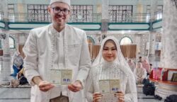 Pasangan pengantin Martin Teren dan Cut Fitri setelah melaksanakan pernikahan di Masjid Agung Nurul Makmur Aceh Singkil. (Foto: Ist)
