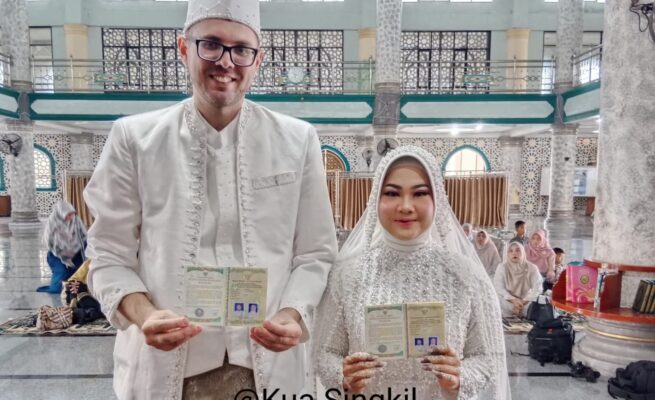 Pasangan pengantin Martin Teren dan Cut Fitri setelah melaksanakan pernikahan di Masjid Agung Nurul Makmur Aceh Singkil. (Foto: Ist)