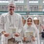 Pasangan pengantin Martin Teren dan Cut Fitri setelah melaksanakan pernikahan di Masjid Agung Nurul Makmur Aceh Singkil. (Foto: Ist)