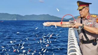 Wakapolda Aceh Brigjen Pol Ari Wahyu Widodo memimpin upacara tabur bunga di laut perairan Sabang dalam rangka Hari Bhayangkara ke-79 di atas Kapal Polisi Wisanggeni 8005, Senin, 23 Juni 2025. (Foto: Ist)