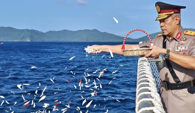 Wakapolda Aceh Brigjen Pol Ari Wahyu Widodo memimpin upacara tabur bunga di laut perairan Sabang dalam rangka Hari Bhayangkara ke-79 di atas Kapal Polisi Wisanggeni 8005, Senin, 23 Juni 2025. (Foto: Ist)