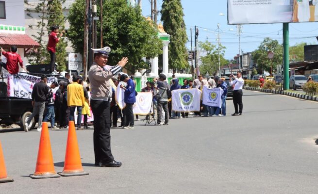 aksi mahasiswa Aceh Barat 23 Juni 2025, Gerakan Aceh Menggugat tolak batalyon TNI, unjuk rasa damai Meulaboh, mahasiswa UTU desak pencopotan Mendagri, tuntutan transparansi dana Otsus Aceh, penolakan militerisasi Aceh oleh mahasiswa, aksi damai tagih perdamaian Helsinki, protes kebijakan pusat soal Aceh, aliansi mahasiswa tolak batalyon tambahan, aspirasi mahasiswa UTU Meulaboh
