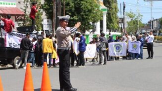 aksi mahasiswa Aceh Barat 23 Juni 2025, Gerakan Aceh Menggugat tolak batalyon TNI, unjuk rasa damai Meulaboh, mahasiswa UTU desak pencopotan Mendagri, tuntutan transparansi dana Otsus Aceh, penolakan militerisasi Aceh oleh mahasiswa, aksi damai tagih perdamaian Helsinki, protes kebijakan pusat soal Aceh, aliansi mahasiswa tolak batalyon tambahan, aspirasi mahasiswa UTU Meulaboh