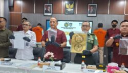 Kepala Kantor Imigrasi Kelas I TPI Banda Aceh, Gindo Ginting didampingi Perwakilan Kodam IM dan BAIS memperlihatkan barang bukti 2 WNA asal Pakistan dan Malaysia yang diamankan karena melanggar aturan Keimigrasian, pada konferensi pers, Selasa (24/6). (Foto: Dok. Infoaceh.net)