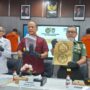 Kepala Kantor Imigrasi Kelas I TPI Banda Aceh, Gindo Ginting didampingi Perwakilan Kodam IM dan BAIS memperlihatkan barang bukti 2 WNA asal Pakistan dan Malaysia yang diamankan karena melanggar aturan Keimigrasian, pada konferensi pers, Selasa (24/6). (Foto: Dok. Infoaceh.net)