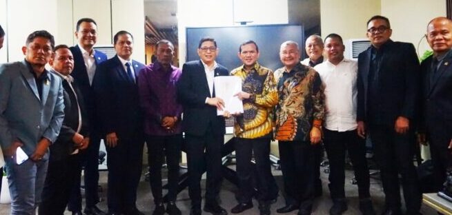 Wagub Aceh, Fadlullah bersama Ketua DPRA Zulfadli menyerahkan usulan revisi UUPA kepada Badan Legislasi DPR RI, Selasa, 24 Juni 2025.