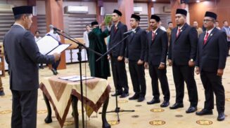 Plt Sekda Aceh, M. Nasir Syamaun melantik lima Komisioner Komisi Informasi Aceh, di Gedung Serbaguna Kantor Gubernur Aceh, Selasa (24/6/2025). (Foto: Ist)