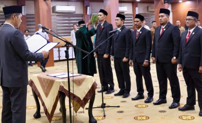 Plt Sekda Aceh, M. Nasir Syamaun melantik lima Komisioner Komisi Informasi Aceh, di Gedung Serbaguna Kantor Gubernur Aceh, Selasa (24/6/2025). (Foto: Ist)