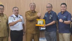 Kunjungan silaturahmi Manajer PLN UP3 Langsa, Indradi Pratama, ke Bupati Aceh Tamiang Armia Fahmi di Kantor Bupati Aceh Tamiang, Selasa (24/6).