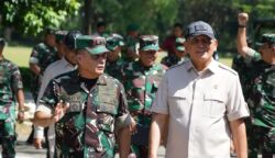 Menteri Pertahanan (Menhan) Letjen TNI (Purn) Sjafrie Sjamsoeddin bersama Wakasad Letjen TNI Tandyo Budi Revita tiba di Aceh, Selasa (24/6/2025), dalam rangka kunjungan kerja ke Kodam IM. (Foto: Ist)
