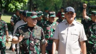 Menteri Pertahanan (Menhan) Letjen TNI (Purn) Sjafrie Sjamsoeddin bersama Wakasad Letjen TNI Tandyo Budi Revita tiba di Aceh, Selasa (24/6/2025), dalam rangka kunjungan kerja ke Kodam IM. (Foto: Ist)