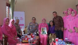 Kapolda Aceh Irjen Pol Achmad Kartiko, anjangsana ke keluarga almarhum Briptu Anumerta Sri Handri Kusumo Malau, di Desa Gue Gajah, Kecamatan Darul Imarah, Aceh Besar, Selasa (24/6). (Foto: For Infoaceh.net)