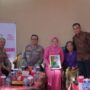 Kapolda Aceh Irjen Pol Achmad Kartiko, anjangsana ke keluarga almarhum Briptu Anumerta Sri Handri Kusumo Malau, di Desa Gue Gajah, Kecamatan Darul Imarah, Aceh Besar, Selasa (24/6). (Foto: For Infoaceh.net)