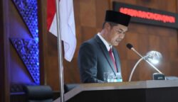 Plt. Sekda Aceh M Nasir Syamaun menyampaikan Rancangan Qanun Aceh tentang Pertanggungjawaban APBA 2024 dalam rapat paripurna DPRA, Selasa (24 Juni 2025).