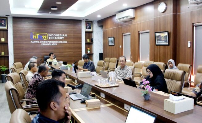 Kakanwil DJPb Aceh, Safuadi, memimpin rapat ALCo Regional Aceh Kamis (26/6/2025) untuk membahas kinerja APBN 2025 hingga 31 Mei 2025. (Foto: Ist)