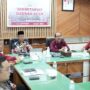 Kakanwil Kemenkumham Aceh Meurah Budiman, menyampaikan laporan capaian pengesahan badan hukum Koperasi Merah Putih Desa/Kelurahan dalam rapat evaluasi di Ruang Setda Aceh, Kamis (26/6/2025). (Foto: Ist)