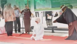 Kejari Bireuen melaksanakan eksekusi cambuk terhadap 2 terpidana pelanggaran jarimah ikhtilath di halaman Masjid Agung Sulthan Jeumpa, Kota Juang, Kamis, 26 Juni 2025. (Foto: Ist)