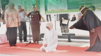 Kejari Bireuen melaksanakan eksekusi cambuk terhadap 2 terpidana pelanggaran jarimah ikhtilath di halaman Masjid Agung Sulthan Jeumpa, Kota Juang, Kamis, 26 Juni 2025. (Foto: Ist)