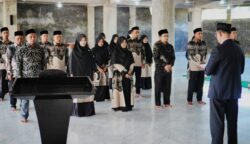 Ketua Yayasan Wakaf Haroen Aly, Prof Dr Muhammad Yasir Yusuf MA melantik pengurus baru Dayah Darul Quran Aceh periode 2025–2028 di Masjid Al-Mansur, Kompleks Dayah DQA, Kamis (26/6). (Foto: Ist)