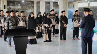 Ketua Yayasan Wakaf Haroen Aly, Prof Dr Muhammad Yasir Yusuf MA melantik pengurus baru Dayah Darul Quran Aceh periode 2025–2028 di Masjid Al-Mansur, Kompleks Dayah DQA, Kamis (26/6). (Foto: Ist)