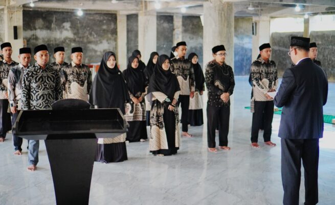 Ketua Yayasan Wakaf Haroen Aly, Prof Dr Muhammad Yasir Yusuf MA melantik pengurus baru Dayah Darul Quran Aceh periode 2025–2028 di Masjid Al-Mansur, Kompleks Dayah DQA, Kamis (26/6). (Foto: Ist)