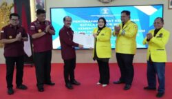 Kakanwil Kemenkum Aceh Meurah Budiman menyerahkan SK pengesahan badan hukum kepada Ketua Partai Perjuangan Aceh (PPA) Prof Adjunct Marniati, Kamis (26/6). (Foto: Ist)