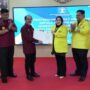 Kakanwil Kemenkum Aceh Meurah Budiman menyerahkan SK pengesahan badan hukum kepada Ketua Partai Perjuangan Aceh (PPA) Prof Adjunct Marniati, Kamis (26/6). (Foto: Ist)