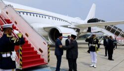 Presiden RI Prabowo Subianto menyambut hangat kedatangan Perdana Menteri Malaysia, Anwar Ibrahim, di Landasan Udara Halim Perdanakusuma, Jakarta, Jumat (27/6/2025).