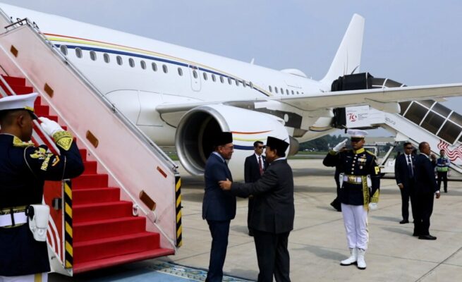 Presiden RI Prabowo Subianto menyambut hangat kedatangan Perdana Menteri Malaysia, Anwar Ibrahim, di Landasan Udara Halim Perdanakusuma, Jakarta, Jumat (27/6/2025).