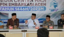 Ketua PPIH Debarkasi Aceh Azhari menyampaikan informasi kepulangan jamaah haji Aceh di Media Center Haji Aceh, Gedung Asrama Haji, Jum'at pagi, 27 Juni 2025. (Foto: Ist)
