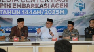 Ketua PPIH Debarkasi Aceh Azhari menyampaikan informasi kepulangan jamaah haji Aceh di Media Center Haji Aceh, Gedung Asrama Haji, Jum'at pagi, 27 Juni 2025. (Foto: Ist)