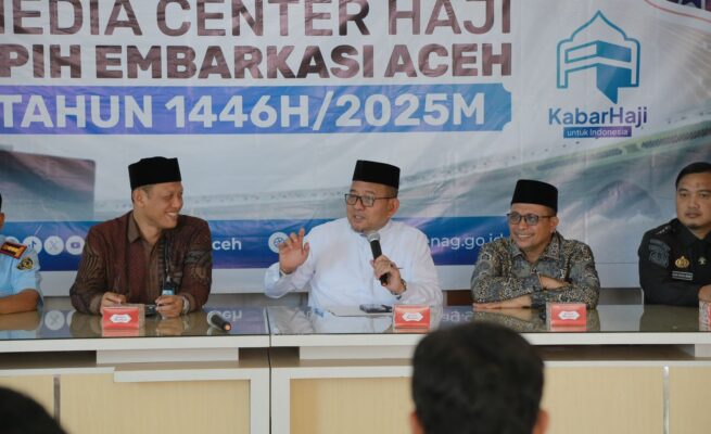 Ketua PPIH Debarkasi Aceh Azhari menyampaikan informasi kepulangan jamaah haji Aceh di Media Center Haji Aceh, Gedung Asrama Haji, Jum'at pagi, 27 Juni 2025. (Foto: Ist)