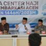 Ketua PPIH Debarkasi Aceh Azhari menyampaikan informasi kepulangan jamaah haji Aceh di Media Center Haji Aceh, Gedung Asrama Haji, Jum'at pagi, 27 Juni 2025. (Foto: Ist)