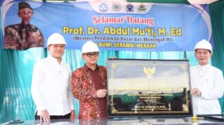 Menteri Pendidikan Dasar dan Menengah Prof. Abdul Mu’ti bersama Wakil Gubernur Aceh Fadhlullah meletakkan batu pertama pembangunan SMK Muhammadiyah Banda Aceh, Jum'at sore (27/6). (Foto: Ist)