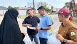 Anggota DPRA dari Fraksi PKB, Munawar AR, atau Ngoh Wan, saat meninjau ke lokasi jalan rusak lintas Ulee Kareng-Lamreung bersama tim teknis dari Dinas PUPR Aceh.