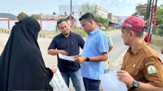 Anggota DPRA dari Fraksi PKB, Munawar AR, atau Ngoh Wan, saat meninjau ke lokasi jalan rusak lintas Ulee Kareng-Lamreung bersama tim teknis dari Dinas PUPR Aceh.