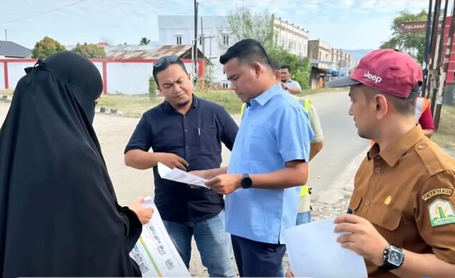 Anggota DPRA dari Fraksi PKB, Munawar AR, atau Ngoh Wan, saat meninjau ke lokasi jalan rusak lintas Ulee Kareng-Lamreung bersama tim teknis dari Dinas PUPR Aceh.