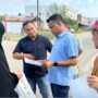 Anggota DPRA dari Fraksi PKB, Munawar AR, atau Ngoh Wan, saat meninjau ke lokasi jalan rusak lintas Ulee Kareng-Lamreung bersama tim teknis dari Dinas PUPR Aceh.