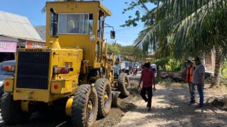 Ruas jalan Batas Kota Ulee Kareng menuju Bandara Sultan Iskandar Muda (SIM) mulai ditangani,Sabtu (28/6/2025).