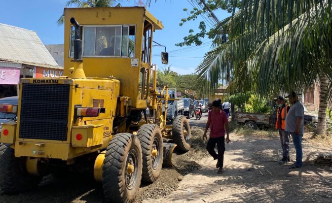 Ruas jalan Batas Kota Ulee Kareng menuju Bandara Sultan Iskandar Muda (SIM) mulai ditangani,Sabtu (28/6/2025).