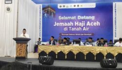 Wagub Aceh Fadhlullah menyambut kepulangan jamaah haji Aceh Kloter 01, di Asrama Haji Aceh, Sabtu (28/6).