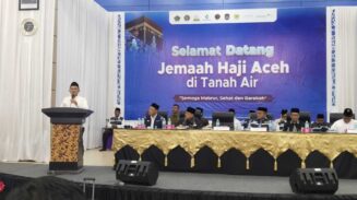 Wagub Aceh Fadhlullah menyambut kepulangan jamaah haji Aceh Kloter 01, di Asrama Haji Aceh, Sabtu (28/6).