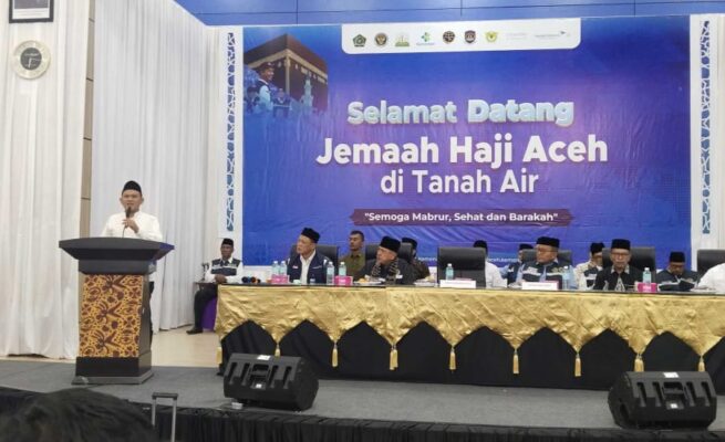 Wagub Aceh Fadhlullah menyambut kepulangan jamaah haji Aceh Kloter 01, di Asrama Haji Aceh, Sabtu (28/6).