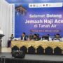 Wagub Aceh Fadhlullah menyambut kepulangan jamaah haji Aceh Kloter 01, di Asrama Haji Aceh, Sabtu (28/6).