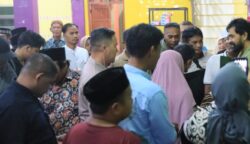 Gubernur Aceh Muzakir Manaf atau Mualem melakukan kunjungan ke kediaman Yakarim Munir, tokoh masyarakat Aceh Singkil, Jum'at malam (27/6) di Desa Lae Butar, Kecamatan Gunung Meriah. (Foto: Ist)