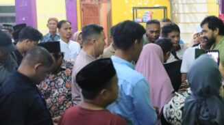 Gubernur Aceh Muzakir Manaf atau Mualem melakukan kunjungan ke kediaman Yakarim Munir, tokoh masyarakat Aceh Singkil, Jum'at malam (27/6) di Desa Lae Butar, Kecamatan Gunung Meriah. (Foto: Ist)