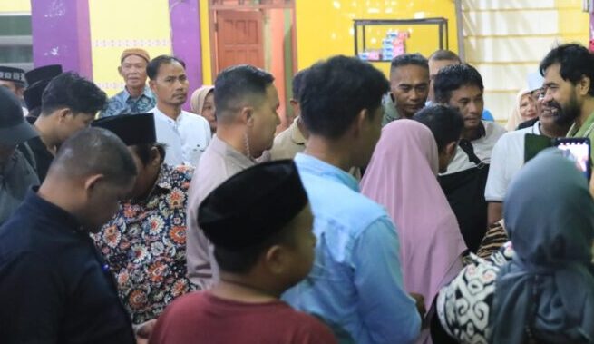 Gubernur Aceh Muzakir Manaf atau Mualem melakukan kunjungan ke kediaman Yakarim Munir, tokoh masyarakat Aceh Singkil, Jum'at malam (27/6) di Desa Lae Butar, Kecamatan Gunung Meriah. (Foto: Ist)