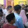 Gubernur Aceh Muzakir Manaf atau Mualem melakukan kunjungan ke kediaman Yakarim Munir, tokoh masyarakat Aceh Singkil, Jum'at malam (27/6) di Desa Lae Butar, Kecamatan Gunung Meriah. (Foto: Ist)